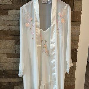 White floral embroidered negligee nightgown & robe  Medium set